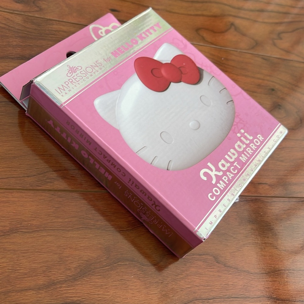 NWT Hello Kitty Kawaii Compact LED Light Mirror - Picture 6 of 7